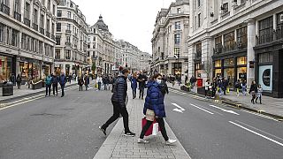 İngiltere'nin başkenti Londra'daki Regend Street'te alışveriş yapanlar