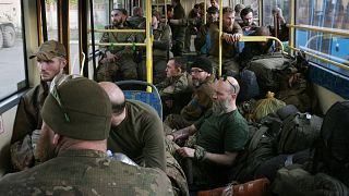 Combattants ukrainiens après leur évacuation de l'usine Azovstal de Marioupol, à Olyonivka, dans le territoire contrôlé par les séparatistes prorusses, le 17 mai 2022
