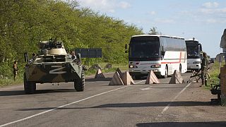 Λεωφορεία με μαχητές αναχωρούν από το χαλυβουργείο Αζοφστάλ της Μαριούπολης