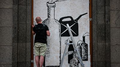 جامليت زينكيفسكي، فنان يرسم زجاجات المولوتوف على الأخشاب وما تبقى من النوافذ في شوارع مدينة خاركيف المدمرة