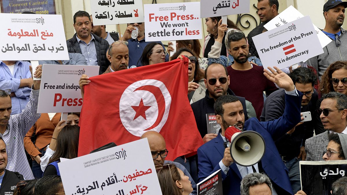محمد ياسين الجلاصي، نقيب الصحفيين التونسيين ، يتحدث عبر مكبر صوت خلال مظاهرة للمطالبة بحرية الصحافة في تونس في 5 مايو 2022.