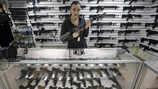 تيفاني تيسدال كوزر، صاحبة متجر للأسلحة النارية، مع بندقية نصف آلية من طراز Ruger AR-15 في لينوود، واشنطن.