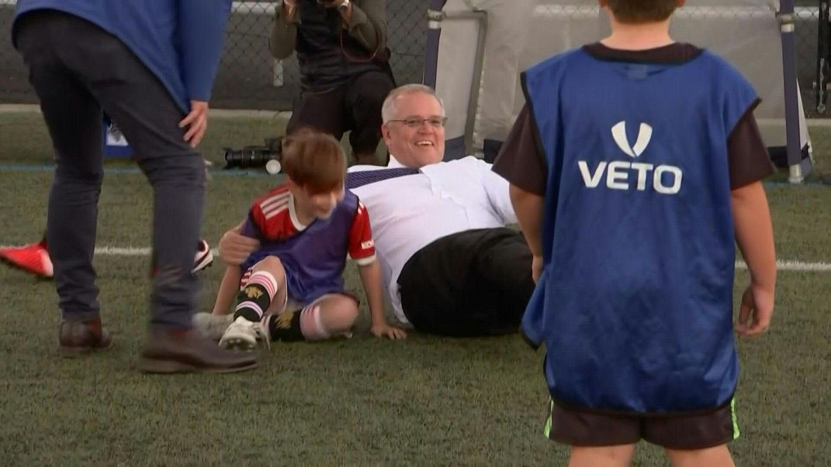رئيس الوزراء الأسترالي يسقط فوق طفل أثناء لعبة كرة قدم