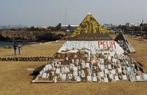 Installation de l'artiste sénégalais Yakhya Ba, le long de la promenade maritime de Dakar (Sénégal)