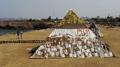 Installation de l'artiste sénégalais Yakhya Ba, le long de la promenade maritime de Dakar (Sénégal) 