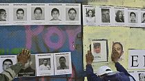 Стена с фотографиями пропавших без вести из Глориета-де-ла-Пальма на проспекте Пасео-де-ла-Реформа  в Мехико