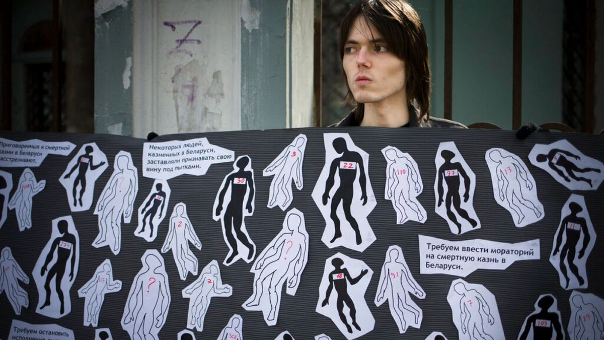 صورة من الارشيف-ناشط في منظمة العفو الدولية يحمل ملصقاً يطالب بإلغاء عقوبة الإعدام في بيلاروس.