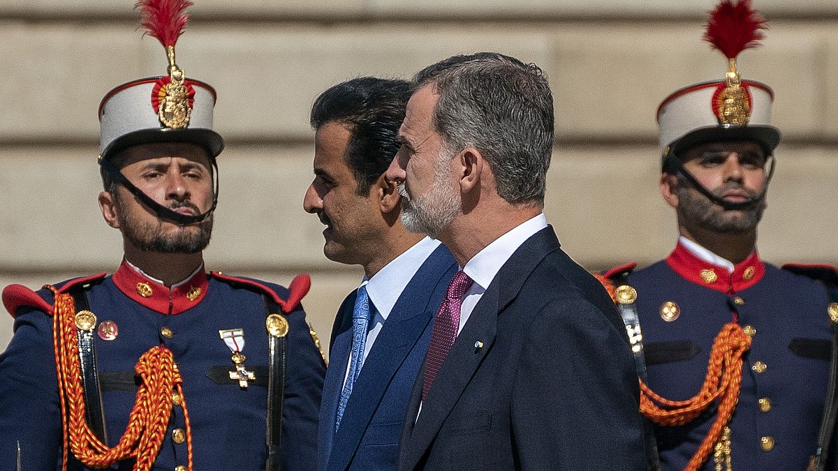 أمير قطر الشيخ تميم بن حمد آل ثاني وملك إسبانيا خلال مراسم القصر الملكي في مدريد بإسبانيا.