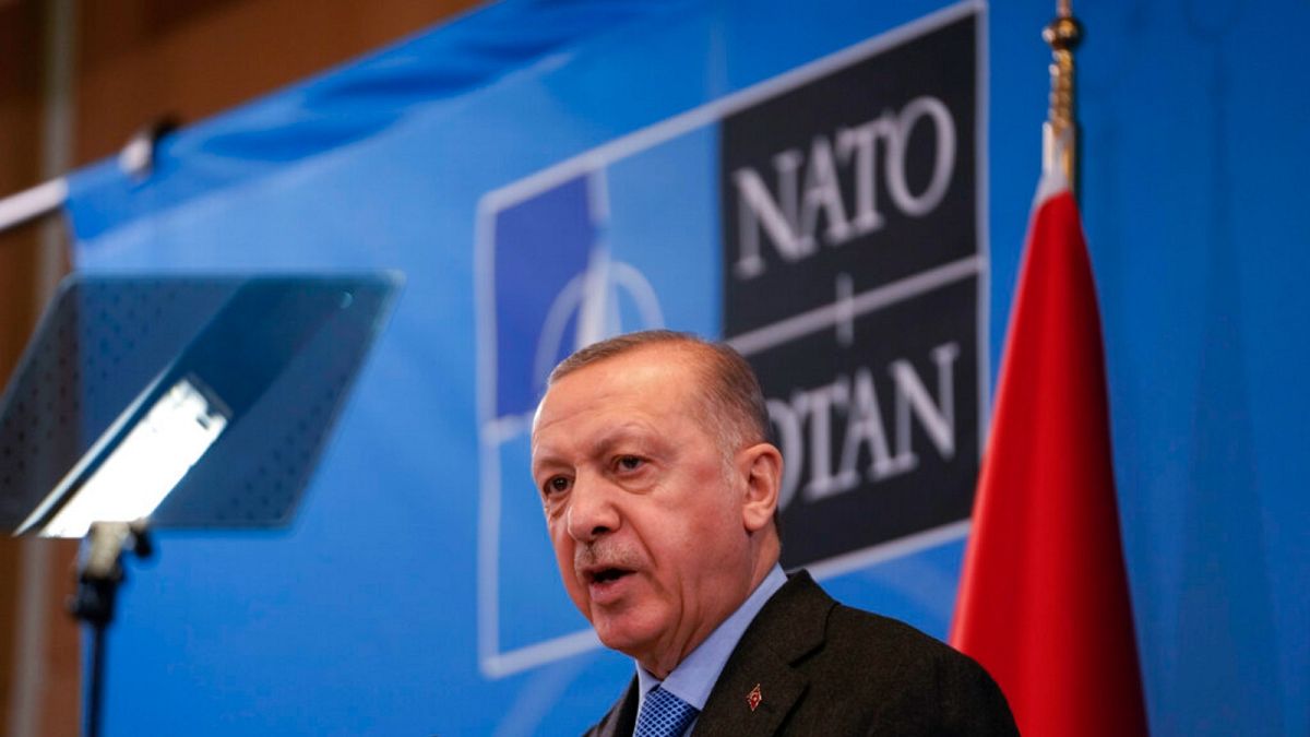  أردوغان يتحدث خلال مؤتمر إعلامي بعد قمة غير عادية لحلف شمال الأطلسي في مقر الناتو في بروكسل، 24 مارس 2022.