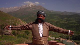 حسين عبداالله "أبو شوارب" يدعي أن شاربه هو الأطول في العراق وكردستان