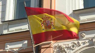 La bandera de España ondea ante la embajada de España en Moscú
