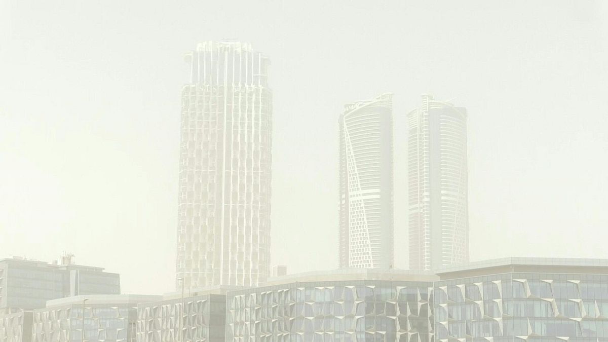 العواصف الترابية تجتاح مدن الإمارات المتحدة.