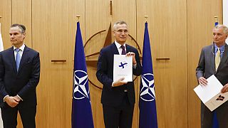 Finlandiya ve İsveç, NATO'ya üye olabilmek için resmi başvuru mektuplarını NATO Genel Sekreteri Jens Stoltenberg'e teslim etti