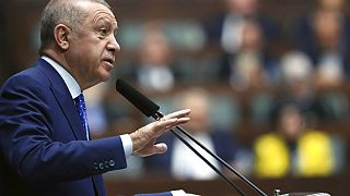 El presidente turco, Recep Tayyip Erdogan, se dirige a los legisladores de su partido en Ankara, Turquía