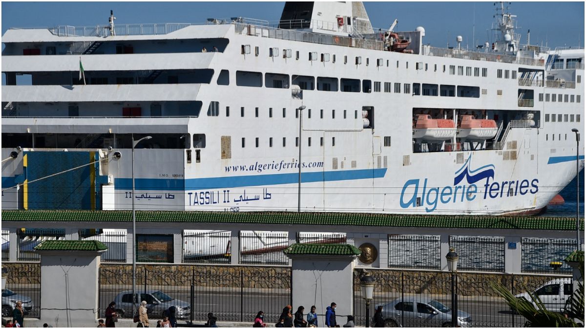 باخرة "طاسيلي" التابعة لشركة النقل البحري الجزائرية بميناء الجزائر العاصمة