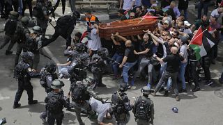 الشرطة الإسرائيلية تعتدي على حاملي نعش الصحفية المخضرمة شيرين أبو عقله خلال جنازتها في القدس الشرقية. الجمعة 13 مايو 2022.