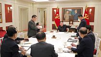 Kim Jong Un (Mitte) an einer Sitzung des Politbüros der Regierungspartei in Pjöngjang teil, 17.05.2022
