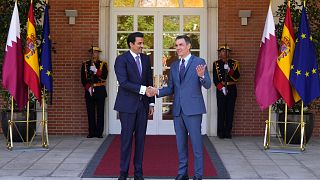 أمير قطر الشيخ تميم بن حمد آل ثاني رفقة رئيس الوزراء الإسباني بيدرو سانشيز في قصر مونكلوا في مدريد بإسبانيا. الأربعاء 18 مايو 2022.