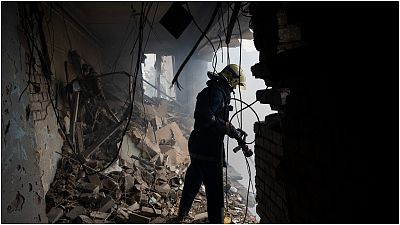 رجل اطفاء يعمل داخل قصر الثقافة الذي استهدف بصاروخ روسي