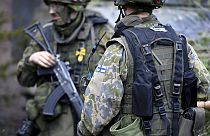 Soldados finlandeses participan en un ejercicio militar al oeste del país nórdico