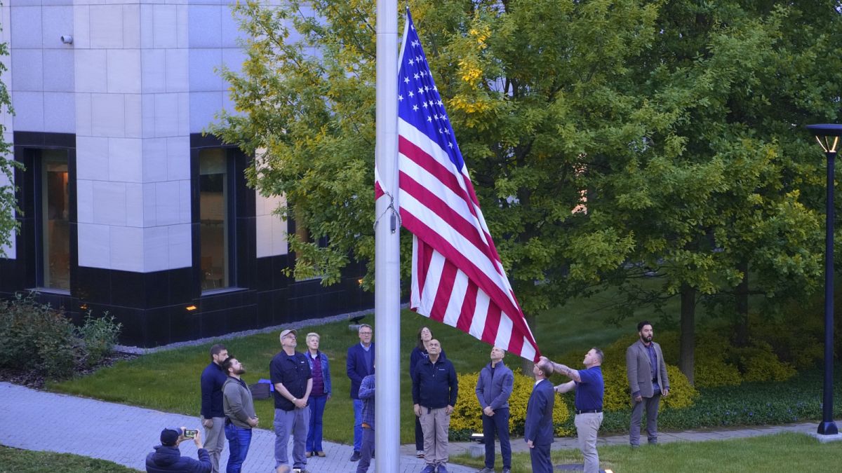 A kijevi amerikai nagykövetség munkatársai ismét felhúzzák az amerikai zászlót