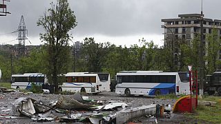 Los autobuses esperan a los militares ucranianos para transportarlos desde Mariupol a una prisión en Olyonivka, el miércoles 18 de mayo de 2022.