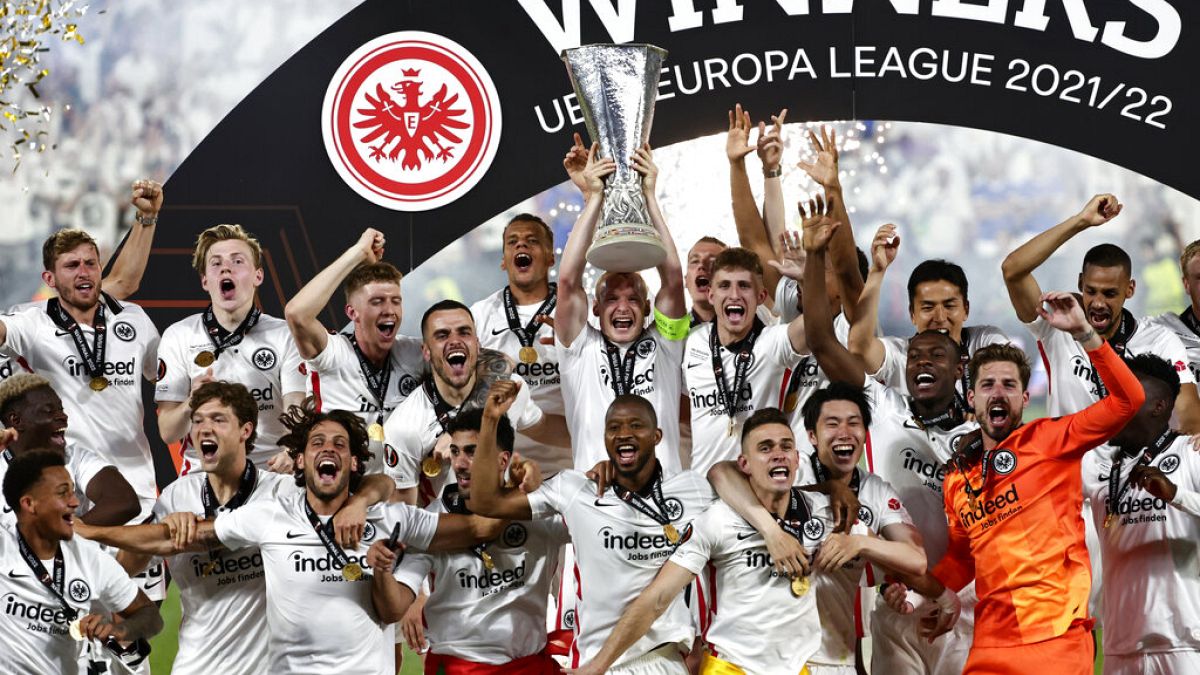 Eintracht Frankfurt in Jubelpose nach dem Triumph von  Sevilla
