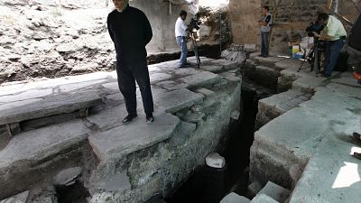 El arqueólogo Eduardo Matos Moctezuma sobre una plataforma recién descubierta en la zona arqueológica del Templo Mayor en Ciudad de México, México, 6 de octubre de 2011