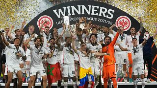 Les joueurs de l'Eintracht Francfort célébrant leur victoire en finale de la Ligue Europa, le 18 mai 2022 à Séville 