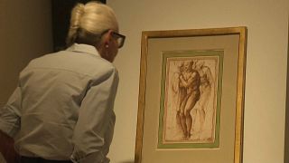El hombre desnudo dibujado por Miguel Ángel es observado por una mujer