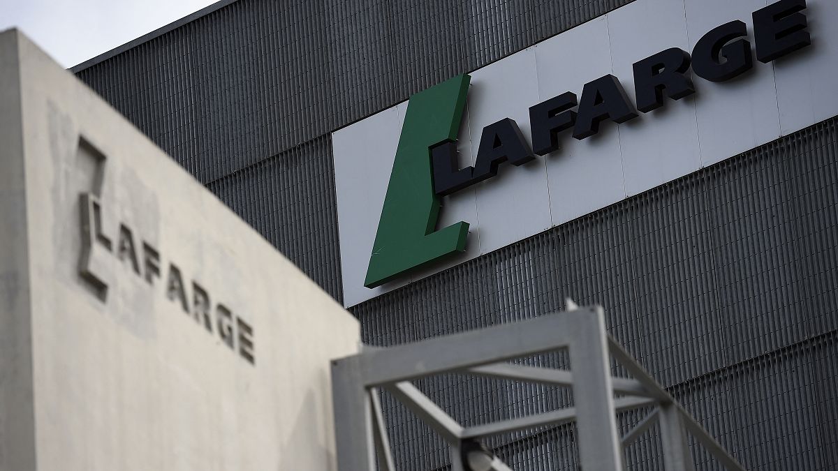 شعار شركة الاسمنت الفرنسية لافارج في مصنع في باريس.