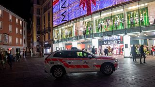 سيارة للشرطة السويسرية تقف أمام متجر في مدينة لوغانو شهد هجوماً نفذته إمرأة بسكين في 24 نوفمبر 2020.