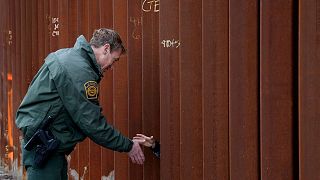 پلیس مرزی آمریکا در کنار دیوار مرزی میان آمریکا و مکزیک