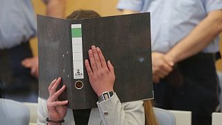 امرأة ألمانية متهمة بالانتماء إلى تنظيم الدولة في محكمة الدولة في دوسلدورف بألمانيا.