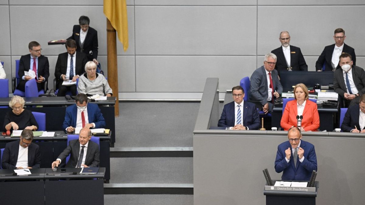 Bundestag: Merz greift an, Scholz zeigt die kalte Schulter