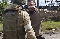 Von Moskau veröffentliche Bilder zeigen den Angaben nach ukrainische Soldaten die kapitulieren.