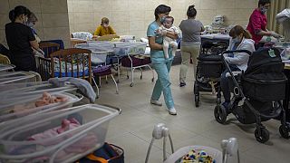 In den Kellerräumen kümmern sich Pfleger:innen um die Neugeborenen. Bild vom 20. März 2022