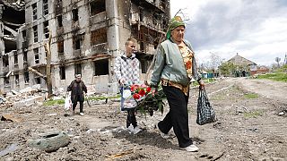 Lakhatatlanná bombázott házukat hagyják maguk mögött családok Mariupolban