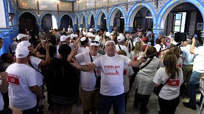 Pilgerinnen und Pilger in Synagoge auf Djerba