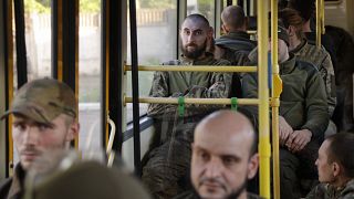 جنود أوكرانيون في حافلة بعد أن تم إجلاؤهم من مصنع ماريوبول في منطقة دونيتسك، شرق أوكرانيا