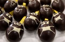 صينية تحتوي على بيض الشوكولاتة معروضة أمام الزبائن في أحد محال الشكولاتة بمدينة بروج البلجيكية