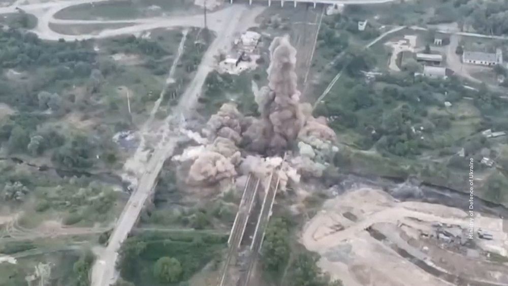 ukrainian-soldiers-blow-up-bridge-in-luhansk-region