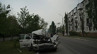  Une voiture touchée par les bombardements à Severodonetsk