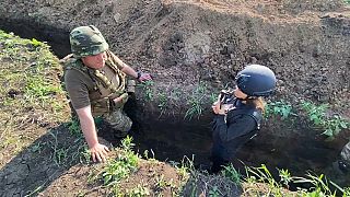 L'inviata Anelise Borges in trincea con il vice-comandante dell'esercito ucraino Nazar.