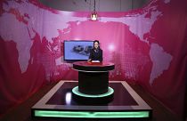 بصيرة جويا مقدمة البرنامج الإخباري تجلس أثناء التسجيل في محطة تلفزيون زان (تلفزيون المرأة) في كابول، أفغانستان، 30 مايو/ أيار 2017