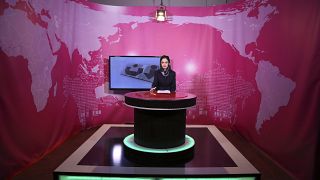 بصيرة جويا مقدمة البرنامج الإخباري تجلس أثناء التسجيل في محطة تلفزيون زان (تلفزيون المرأة) في كابول، أفغانستان، 30 مايو/ أيار 2017