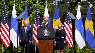الرئيس الأمريكي جو بايدن رفقة رئيسة الوزراء السويدية ماجدالينا أندرسون والرئيس الفنلندي سولي نينيستو في حديقة الورود بالبيت الأبيض في واشنطن.