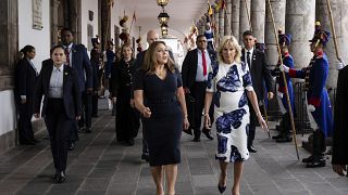 السيدة الأولى جيل بايدن مع السيدة الأولى للإكوادور ماريا دي لورديس ألسيفار دي لاسو في قصر كارونديليت في كيتو، الإكوادور 19/05/2022