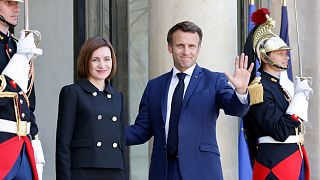  الرئيس الفرنسي إيمانويل ماكرون يستقبل الرئيسة المولدافية مايا ساندو في قصر الإليزيه.