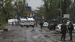 Машины Международного комитета Красного Креста едут к заводу "Азовсталь" 18 мая 2022